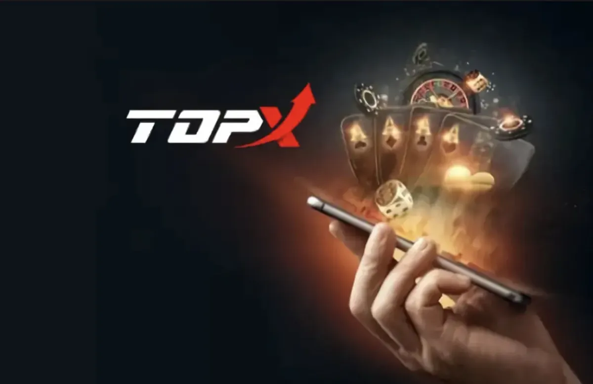 Mano con un celular del que salen cartas, fichas y dados, junto al logotipo de TopX